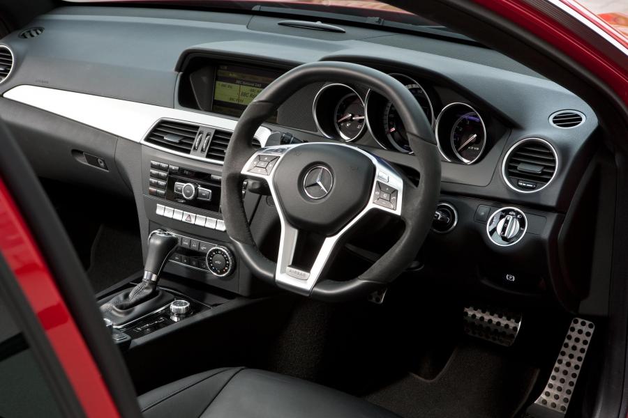  Mercedes-Benz C63 AMG Saloon 2013 года  (фото 6 из 22)